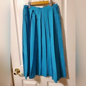 🔴 Blue pleated skirt with buttons on one side